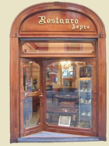 storico negozio di antiquariato e restauro a napoli dal 1959 dal sapore antico che propone vendita di oggetti antichi, consulenza lista nozze e noleggio